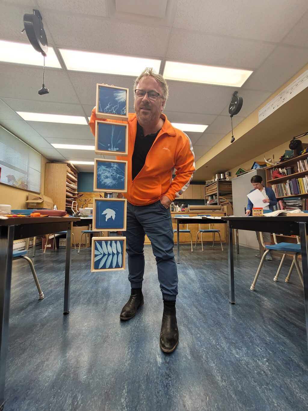 Benoît avec un assemblage des oeuvres