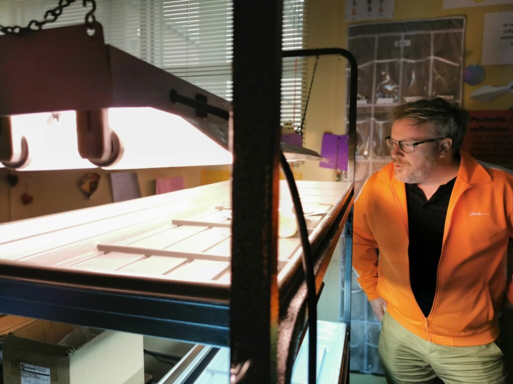 Benoît Côté observe les oeuvres