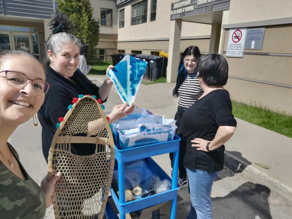 Les artistes qui accompagnent les élèves.