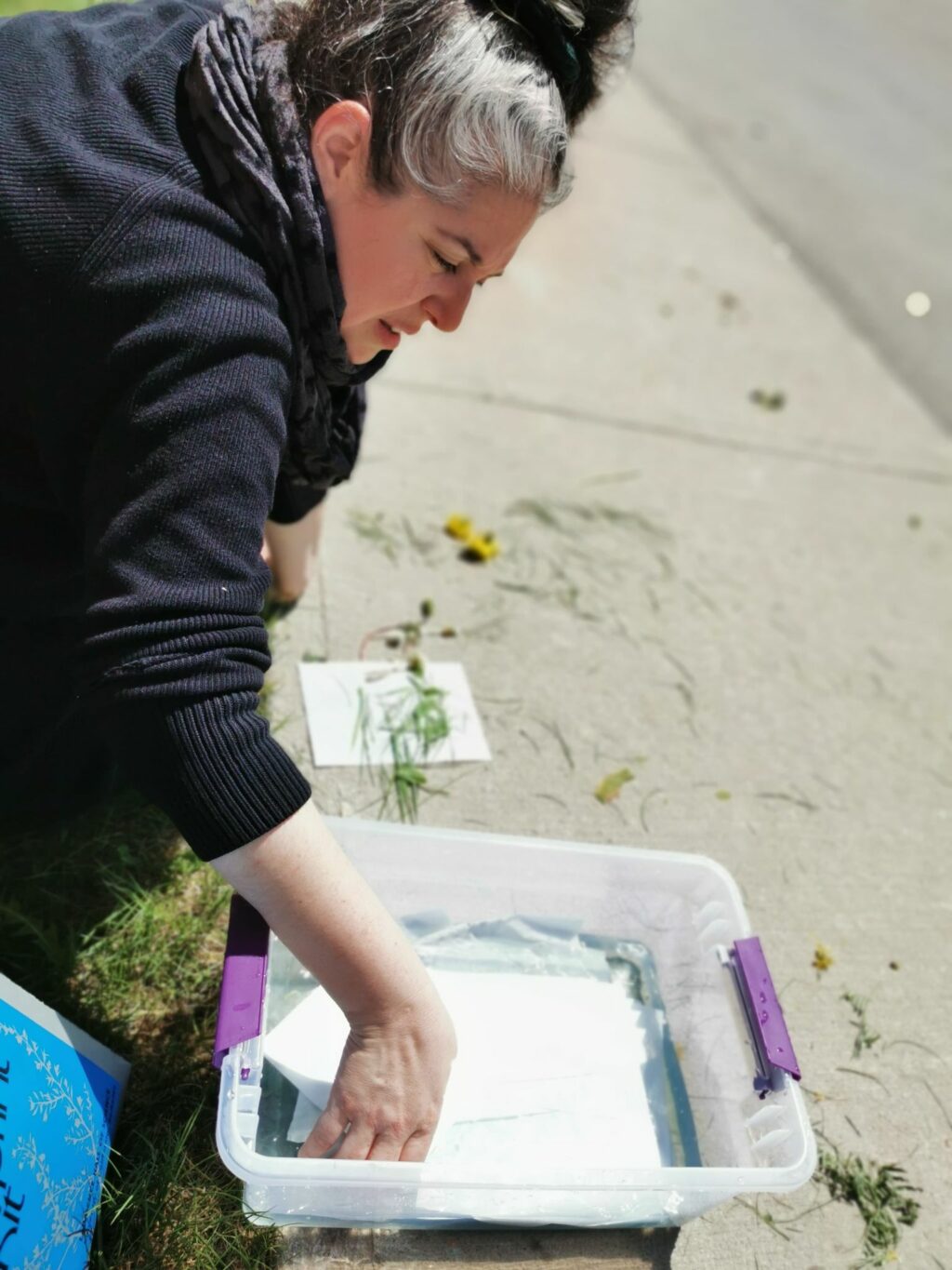 Rinçage par Marie-Renée Bourget Harvey, une des artistes qui accompagnent les élèves dans le projet.