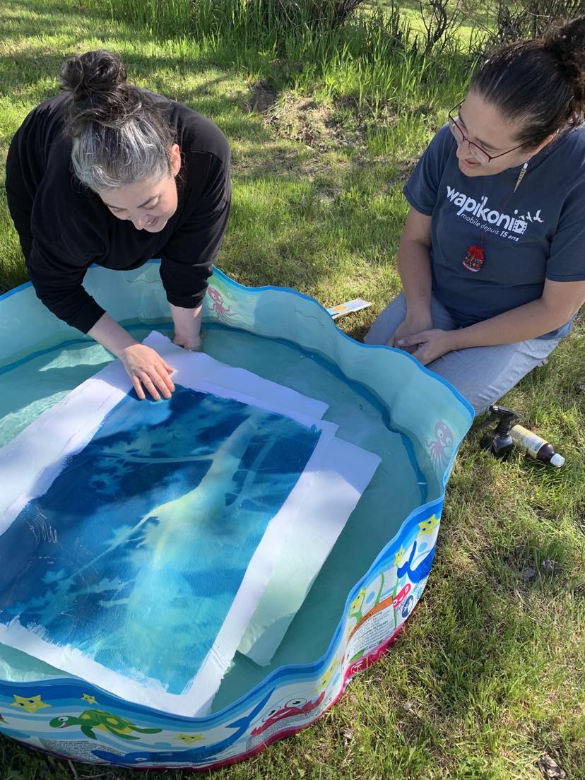 Rinçage pour grands formats par Marie-Renée et Amélie.