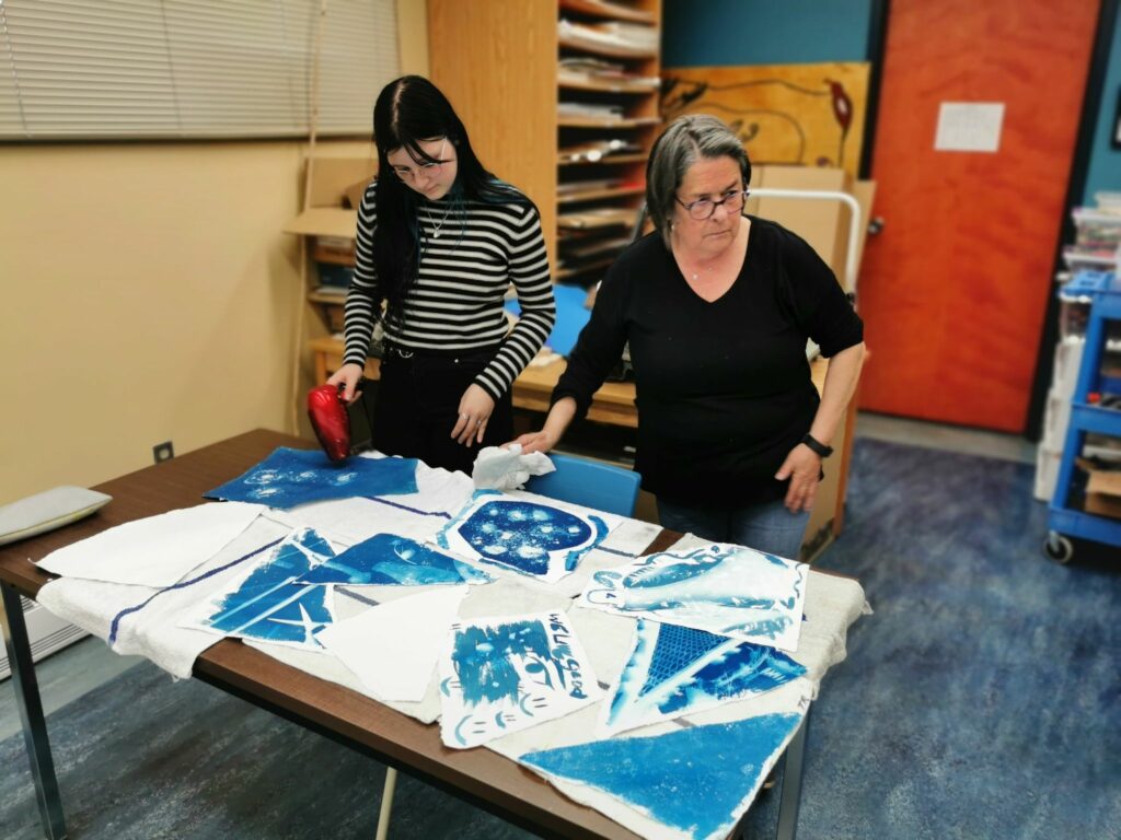 Sélection des oeuvres avec l'enseignante d'arts et artiste, Josée Robertson