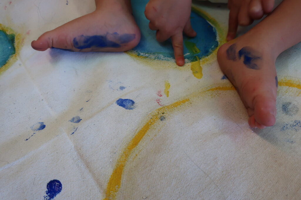 Creative workshop at the Garderie Le petit cheval Blanc, participation of the educators, from babies to 4 year olds childs- Photo credit Marie-Hélène Comeau