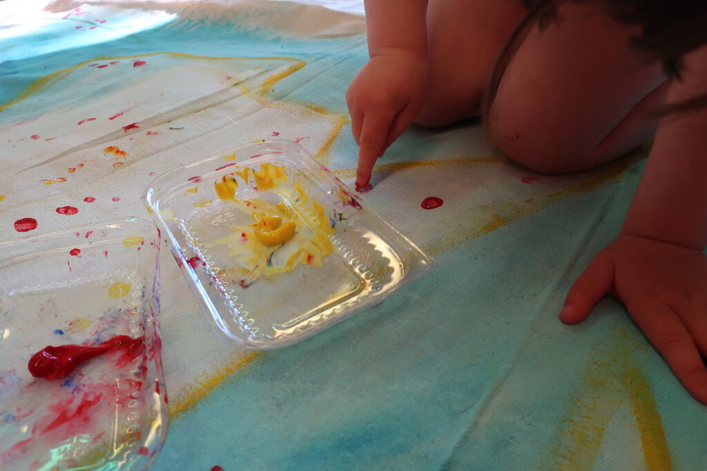 Creative workshop at the Garderie Le petit cheval Blanc, participation of the educators, from babies to 4 year olds childs- Photo credit Marie-Hélène Comeau