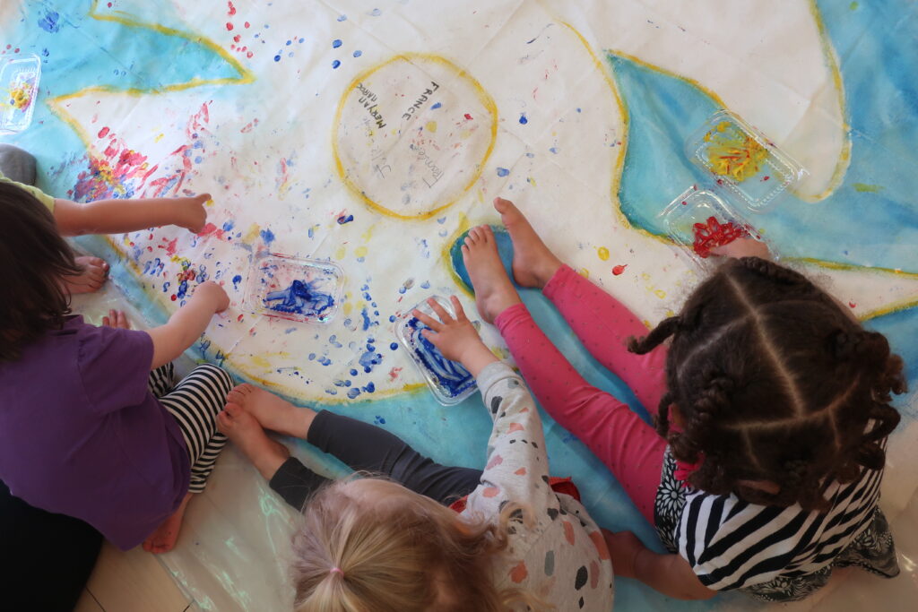 Creative workshop at the Garderie Le petit cheval Blanc, participation of the educators, from babies to 4 year olds childs- Photo credit Marie-Hélène Comeau