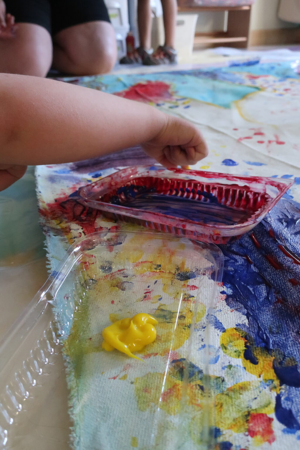 Creative workshop at the Garderie Le petit cheval Blanc, participation of the educators, from babies to 4 year olds childs- Photo credit Marie-Hélène Comeau