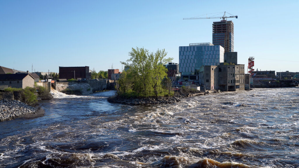 View of Chaudière Island from the Portage Bridge between Ottawa and Gatineau («Place of glaring rock» en Anishinaabemowin).- Asinabka