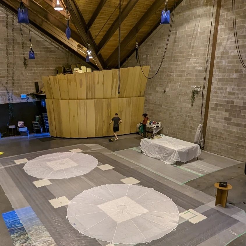 Prêts pour l'atelier de peinture des toiles de parachutes qui serviront de décor au spectacle.