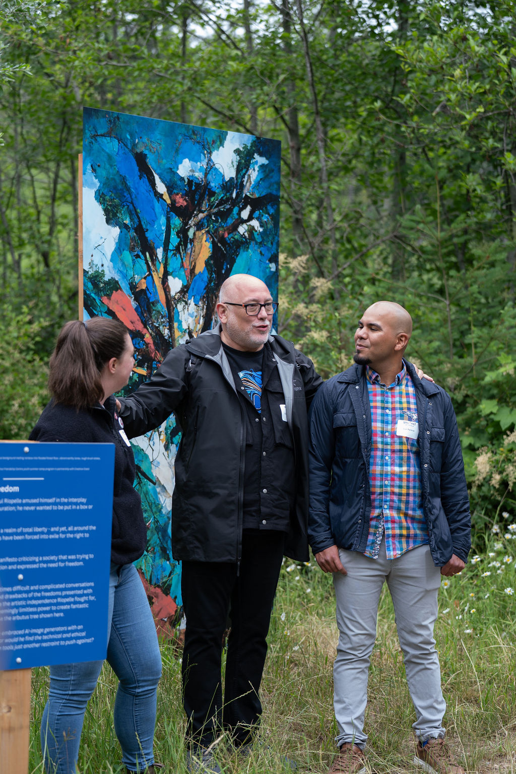 Laura-Beth et Juan avec Michel Vallée, PDG de Culture pour tous. Crédit photo, Adam Kammer